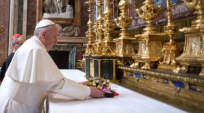 Papa Francisc s-a împiedicat în timpul unei întrevederi (VIDEO)