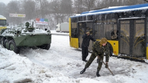 Europa, încolţită de iarnă: În Kiev a fost declarată stare de urgenţă şi a fost mobilizată armata