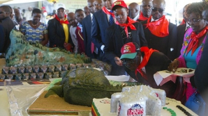 Ospăţ FABULOS pe timp de criză. De ziua președintelui s-a dat o petrecere de 600.000 de dolari şi tort de 89 de kilograme