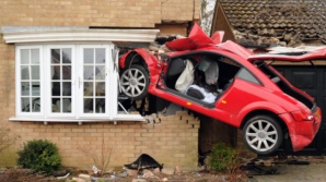 (FOTO) Un şofer a ajuns în stare critică la spital, după ce a intrat cu maşina într-o casă 