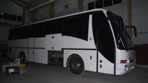 Contrabandă cu ţigări şi alcool. A dosit marfa în tavanul autocarului, dar a fost prins de vameşi FOTO, VIDEO