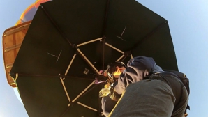 (VIDEO) Un bărbat a sărit dintr-un balon cu aer cald, folosind o umbrelă. Ce a păţit în timpul zborului 