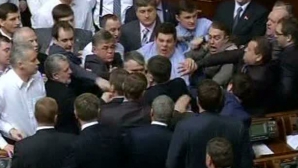 Bătaie în Rada Supremă de la Kiev. Un deputat a fost luat la pumni, pentru că a vorbit în limba rusă (VIDEO)