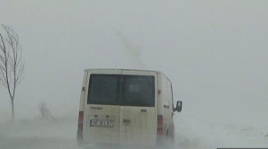 Un microbuz cu elevi, blocat timp de mai multe ore în nămeţi şi un TIR răsturnat în şanţ VIDEO