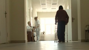 Singuri în faţa demenţei. Moldova nu are secţii de îngrijire a bătrânilor cu boli psihice 