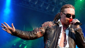 Solistul trupei Guns N' Roses, dat în judecată după ce a lovit un fan cu microfonul