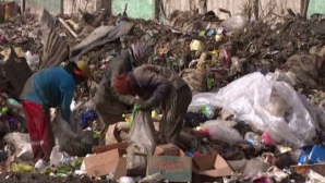 Viaţă îngropată în gunoi. Reportaj CNN despre familiile din Irak, care îşi întreţin existenţa din deşeuri (VIDEO)