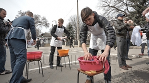 Proteste la Palatul Republicii: Unii tineri au spălat rufe, alţii au adus cărţi de joc cu chipurile politicienilor GALERIE FOTO, VIDEO
