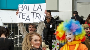 De Ziua Internaţionă a Teatrului, viitorii actori au ieşit în stradă. GALERIE FOTO