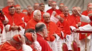Cardinalii romano-catolici se întrunesc astăzi, la Roma, pentru pregătirea Conclavului 