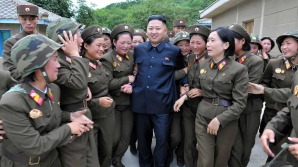 Muzică şi aplauze pentru Kim Jong-un. Liderul nord-coreean, prezent la exerciţii de război 