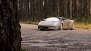 Autostrada.md: Dureros de impresionant. Un Lamborghini Gallardo derapează prin gropile unui drum de ţară (VIDEO)