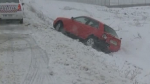 Mai multe drumuri din estul României sunt paralizate de viscol şi ninsori VIDEO