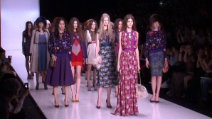 (VIDEO) Culori îndrăzneţe şi accesorii extravagante la Săptămâna Modei de la Moscova şi Beijing