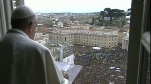 Mii de pelerini din întreaga lume s-au adunat la Vatican. Papa Francisc a oficiat prima slujbă "Angelus"
