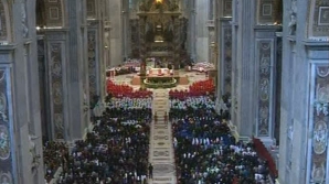 Mii de turişti şi pelerini s-au strâns în Piaţa Sfântul Petru, pentru a fi martori la alegerea istorică a noului Papă 