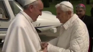 Eveniment ISTORIC: Papa Francisc s-a întâlnit cu fostul Suveran Pontif Benedict al XVI-lea (VIDEO)