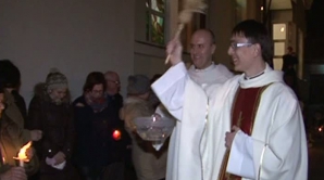 Noaptea Învierii. Catolicii din Moldova au luat lumină, iar preoţii au sfinţit bucatele (VIDEO)