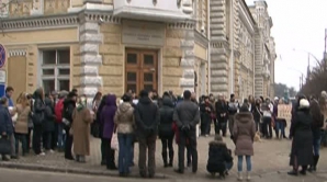 Primăria Capitalei, "asediată". Mai mulţi activişti au protestat împotriva otrăvirii câinilor maidanezi. Ce spune edilul (VIDEO)