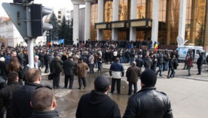 Sute de protestatari s-au adunat în faţa Palatului Republicii. Ce vor manifestanţii