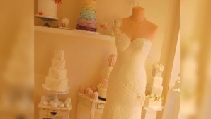 Un tort care arată ca o rochie de mireasă a fost creat de un brutar din Marea Britanie 