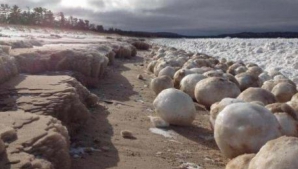 Spectacolul naturii: Mingi de gheaţă au acoperit ţărmurile Lacului Michigan VIDEO  
