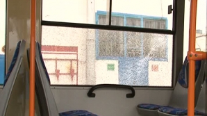 Vandali în Capitală! Au tras cu arma în geamul unui troleibuz VIDEO