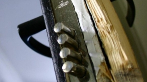 S-a trezit fără bani şi bunuri în apartament, după ce a uitat cheia în uşă VIDEO