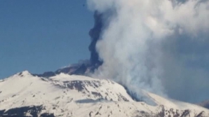 Vulcanul Etna continuă să erupă şi aruncă lavă şi cenuşă la zeci de metri înălţime 