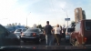 Bătaie în trafic. Un şofer ia la pumni alt şofer, dar se ascunde după mama sa, când vede că o încurcă rău (VIDEO)