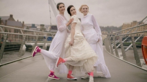 (VIDEO) Sute de femei s-au îmbrăcat în rochii de mireasă şi au mărşăluit pe un pod din Londra