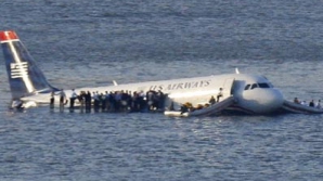 Un avion cu 108 de persoane la bord s-a prăbuşit în mare