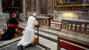 Papa Francisc a îngenuncheat la mormântul lui Ioan Paul al II-lea