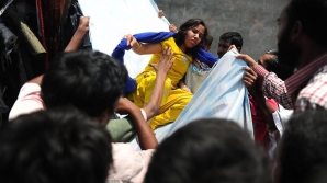 Operaţiune amplă de salvare în Bangladesh: 160 de oameni au murit după ce o clădire s-a prăbuşit peste ei