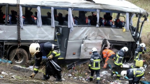 Accident GROAZNIC: Cinci persoane au murit după ce un autobuz a căzut de pe un pod