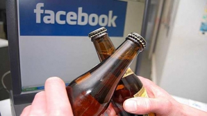 STUDIU: Stresul şi consumul de alcool, în strânsă legătură cu Facebook