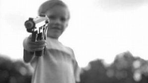 Un micuţ de 4 ani şi-a împuşcat în cap amicul de joacă 