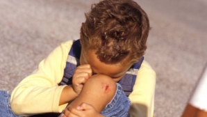 Peste 1.300 de copii, abuzaţi fizic şi sexual într-un singur an. Responsabilii dau vina unii pe alţii