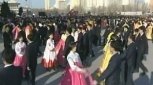 Sute de nord-coreeni au sărbătorit în stradă un an de la preluarea puterii de către Kim Jong Un VIDEO