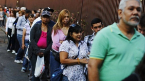 (VIDEO) Primele alegeri fără Hugo Chavez în Venezuela. Alegătorii au format cozi în faţa secţiilor de votare
