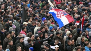 Proteste în Croaţia: Oamenii, nemulţumiţi de intenţia autorităţilor de a introduce inscripţii bilingve în Vukovar 