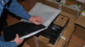 Aparate electronice de contrabandă, ascunse printre coletele transmise din Italia VIDEO