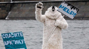 Protest inedit la Moscova: Un urs polar a plutit pe o bucată de gheaţă în faţa Kremlinului (VIDEO)