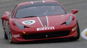 O maşină s-a izbit în plină viteză de un zid de beton DETALII