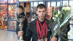 Campionul european la haltere Oleg Sîrghi, întâmpinat cu flori, şampanie şi o fanfară la Aeroportul Internaţional Chişinău