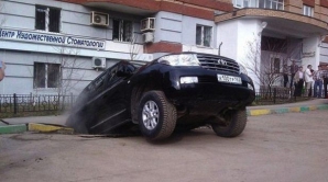 Oraşul în care maşinile sunt "înghiţite" de gropi FOTO