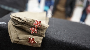 "Ostaşi" lângă Arcul de Triumf din Chişinău. Au împărţit panglici negru-oranj şi au fluturat drapele FOTO REPORT