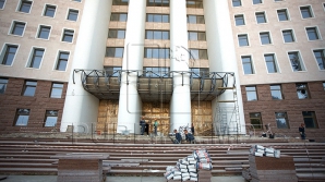 Banii ajung cu întârziere în conturile celor care repară clădirea Parlamentului, iar finalizarea lucrărilor se amână