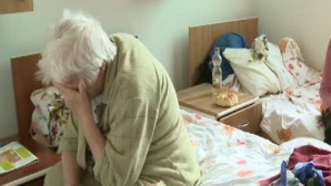 Bătrâni care au devenit ţintele escrocilor ce le vânează casele. "Înşelaţi sunt mulţi, pentru că statul permite"