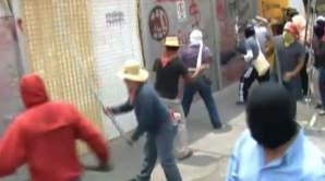 Protest în Mexic: Mai mulţi profesori au atacat sediile a patru partide politice şi o clădire guvernamentală